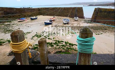 Fischerboot im Hafen von Port Racine im Departement Manche, Normandie, Frankreich, Europa Stockfoto