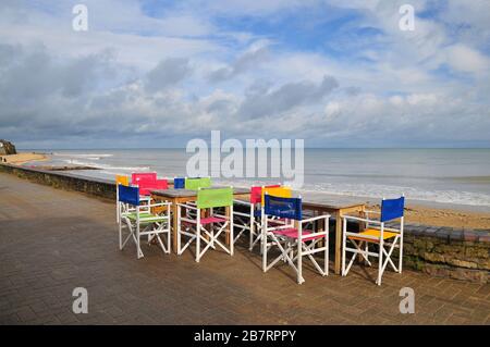 Strandpromenade an der Cote de Nacre in der Normandie, im Département Calvados, Frankreich, Europa Stockfoto