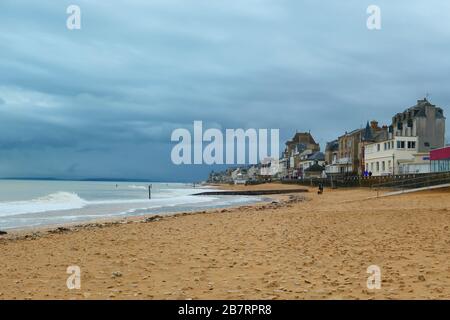 Der Strand von Saint-Aubin-sur-Mer im Département Calvados in der Normandie, Frankreich, Europa Stockfoto