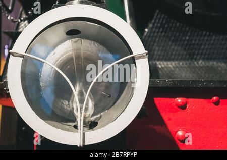 Runder Scheinwerfer der alten Retro-Vintage-Dampfeisenbahn im Eisenbahnmuseum Stockfoto