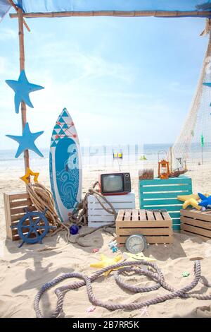 Fotostand am Strand eingerichtet. Sommer-, Surf- und Angelthema für eine Eventparty oder Geburtstag. Stockfoto