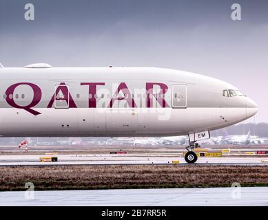 Frankfurt, Deutschland - 25. Februar 2020: Qatar Boeing 777 Flugzeug am Flughafen Frankfurt Int'l (FRA) in Deutschland. Boeing ist eine Flugzeughersteller-Basis Stockfoto