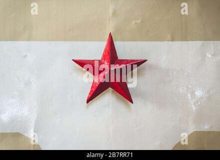 Altes retro-ehemaliges rotes Sternsymbol der Sowjetunion auf der Lokführerbahn Stockfoto