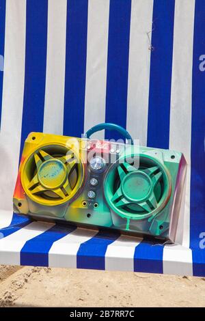 Auslegerbox mehrfarbig in Sprühfarbe auf Strandhintergrund Stockfoto