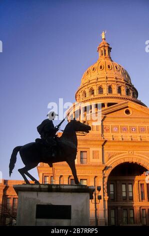 Austin, Texas USA: Terry's Texas Rangers Monument wird bei Sonnenuntergang vor dem Texas State Capitol Gebäude silhouettiert. Das vom Bildhauer Pompeo Coppini entworfene Gebäude wurde 1907 auf dem Hauptstadtgelände errichtet und erinnert an ein Regiment der Konföderierten Armee, das während des amerikanischen Bürgerkrieges gegen US-Truppen kämpfte. ©Bob Daemmrich Stockfoto