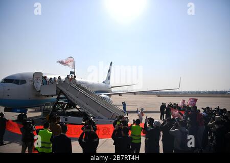 Tianjin, China. März 2020. Sanitäter, die die von Viren heimgebeutelte Provinz Hubei unterstützen, erreichen den Tianjin Binhai International Airport in Tianjin, Nordchina, am 17. März 2020. Die medizinischen Hilfsteams verließen die Provinz Hubei am frühen Dienstag, da der epidemische Ausbruch in der schwer betroffenen Provinz unterbanden war. Kredit: Li Ran/Xinhua/Alamy Live News Stockfoto