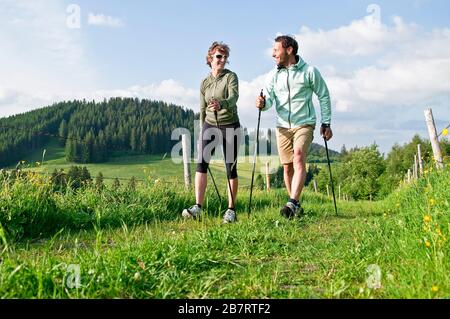 Sportliche Jugendliche machen eine Nordic-Walking-Session in der Natur Stockfoto