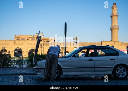 Der Irak, das irakische Kurdistan, Arbil, Erbil. Man repariert sein Auto in der Nähe des Shar-Parks in Erbil Stockfoto