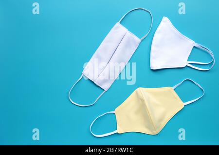 Handgefertigte Stoffmasken auf blauem Hintergrund. Stockfoto