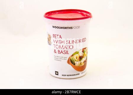 Alberton, Südafrika - eine Wanne Woolworths Food-Feta mit getrockneter Tomate und Basisgeschmack isoliert auf einem klaren Hintergrund Stockfoto