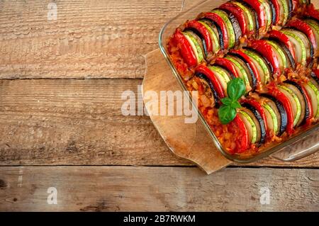 Ratatouille - Traditionelles Gericht Der Provenzalischen Küche. Gesunde Pflanzennahrung. Holzhintergrund. Stockfoto