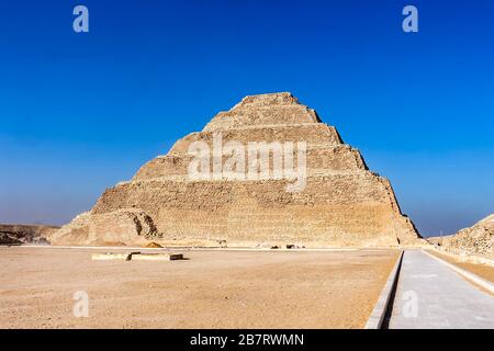 Die Stufenpyramide von Djoser in der Gegend um die Nekropole innerhalb von Saqqara wurde im 27. Jahrhundert v. Chr. errichtet Stockfoto