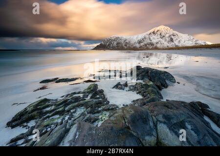 Sonnenuntergang am Strand von Skagsanden, Flakstadoya, Nordland, Lofoten, Norwegen, Nordeuropa Stockfoto