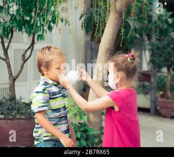 Mann trägt Gesichtsmaske, um Virusinfektionen zu vermeiden. Virenschutz Stockfoto