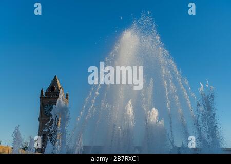 Irak, Iraq Kurdistan, Arbil, Erbil. Blick vom Brunnen auf den Park Shar. Im Hintergrund steht Erbil Uhr und ein Brunnen Stockfoto