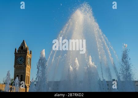 Irak, Iraq Kurdistan, Arbil, Erbil. Blick vom Brunnen auf den Park Shar. Im Hintergrund steht Erbil Uhr und ein Brunnen Stockfoto