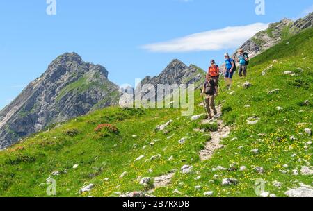 Eine Gruppe von Wanderern auf dem Weg in einem sehr einsamen Teil der Allgäuer Alpen Stockfoto
