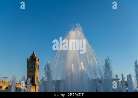 Irak, Iraq Kurdistan, Arbil, Erbil. Blick vom Brunnen auf den Park Shar. Im Hintergrund steht Erbil Uhr und ein Brunnen Stockfoto