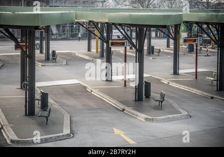 Berlin, Deutschland. März 2020. Der ZOB (Central Bus Station) in Berlin ist verlassen. Nachdem auch Flixbus den Betrieb eingestellt hat, fahren nur noch wenige Fernbusse. Credit: Michael Kappeler / dpa / Alamy Live News Stockfoto