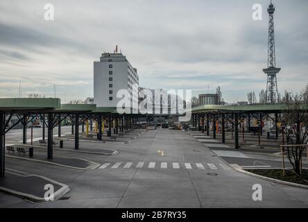 Berlin, Deutschland. März 2020. Der ZOB (Central Bus Station) in Berlin ist verlassen. Nachdem auch Flixbus den Betrieb eingestellt hat, fahren nur noch wenige Fernbusse. Credit: Michael Kappeler / dpa / Alamy Live News Stockfoto