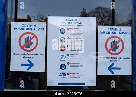 Edinburgh, Schottland, Großbritannien. März 2020. Coronavirus Warn- und Hinweisschilder an der Tür der Apotheke in Edinburgh. Iain Masterton/Alamy Live News. Stockfoto