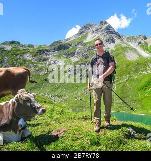 Mann unterwegs in einem sehr einsamen Teil der Allgäuer Alpen Stockfoto