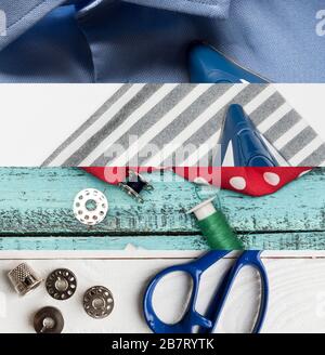 Collage aus bunten Baumwoll-Faden-Spulen und -Tuch, Nähkonzept Stockfoto