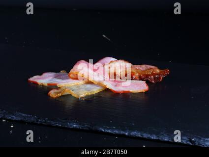 Speck auf einem Spieß auf schwarzem Grund Stockfoto