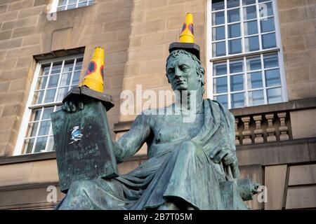 Edinburgh, Schottland, Großbritannien. März 2020. Die Verkehrshütchen wurden auf der Royal Mile in Edinburgh auf der Statue von David Hume platziert. Iain Masterton/Alamy Live News. Stockfoto