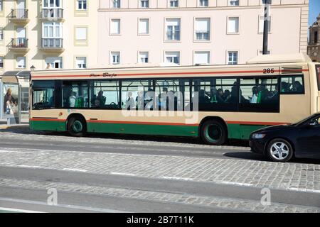 Ein lokaler Bus in Cadiz, Spanien Stockfoto