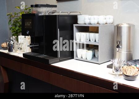 Kaffee, Tassen auf Catering-Tisch bei Konferenz- oder Hochzeitsbankett. Eine Gruppe leerer weißer Keramikbecher für Kaffee oder Tee im Freien am Buffet Stockfoto