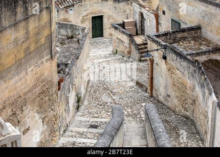 Typische gepflasterte Treppen in einer Seitenstraße, in der Sassi di Matera, einem historischen Viertel der Stadt Matera, liegt. Basilikata. Italien Stockfoto