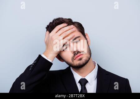 Nahaufnahme des unruhigen, unglücklichen Mannes, der wegen der hohen Temperatur die Stirn berührt, in formaler Kleidung Stockfoto