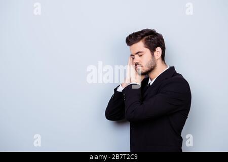 Traum bei der Arbeit. Müde überarbeiteter bärtiger Mitarbeiter im Schalenschlaf nach dem Arbeitstag Stockfoto