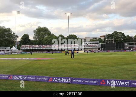 Allgemeine Spielansicht unter den Flutlichtquellen am Essex County Ground Stockfoto