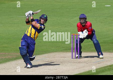 Colin Ingram trifft sechs Runs für Glamorgan, als James Foster hinter den Stümpfen aufblickt Stockfoto