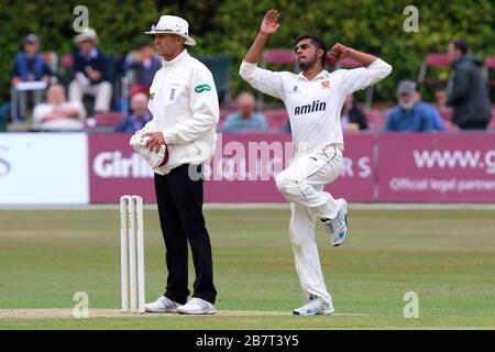 Loan Signing Ravi Patel (von Middlesex) in Bowling Action für Essex CCC Stockfoto