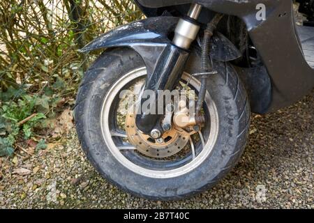 Motorrad-Scheibenbremse mit ABS-System. Vorderrad Motorrad Big-Bike. ABS-Bremsen Stockfoto