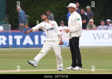 Loan Signing Ravi Patel (von Middlesex) in Bowling Action für Essex CCC Stockfoto