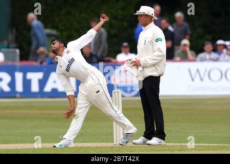 Loan Signing Ravi Patel (von Middlesex) in Bowling Action für Essex CCC Stockfoto