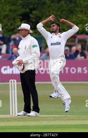 Loan Signing Ravi Patel (von Middlesex) in Bowling Action für Essex CCC Stockfoto