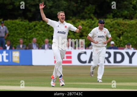 Jamie Porter von Essex CCC appelliert vergeblich an das Wicket von Rob Key Stockfoto