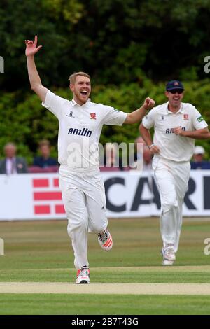 Jamie Porter von Essex CCC appelliert vergeblich an das Wicket von Rob Key Stockfoto