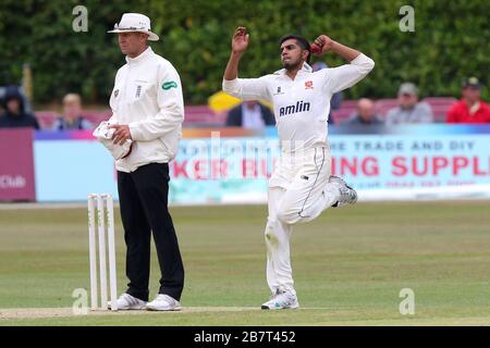 Loan Signing Ravi Patel (von Middlesex) in Bowling Action für Essex CCC Stockfoto