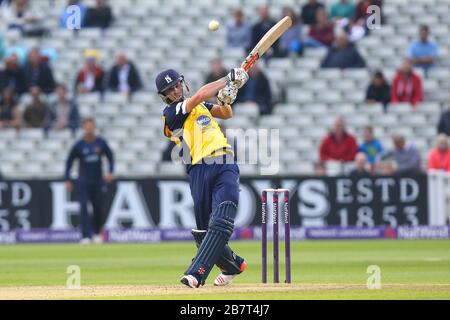 Chris Woakes schlägt für Birmingham aus Stockfoto