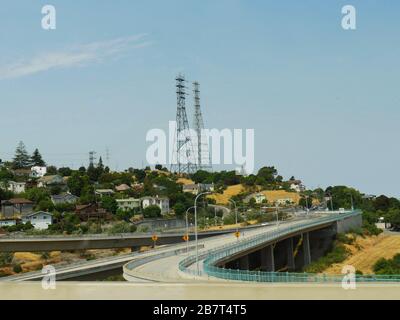 San Francisco, Kalifornien - Juli 2018: Malerischer Blick auf San Francisco Gebäude auf einem Hügel, der von der Überführung aus gesehen wird. Stockfoto