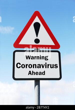 Rot-weißes, dreieckiges Straßenschild, das vor Coronavirus warnt. Stockfoto