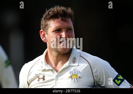 Gary Wilson von Surrey CCC verlässt das Feld, nachdem sein Team den Sieg kassiert hat Stockfoto