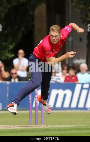 Jamie Porter beim Bowling für Essex Eagles Stockfoto