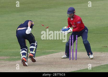 James Foster von Essex Eagles schließt den Run-out-of-Hampshire Batsman Chris Wood ab Stockfoto